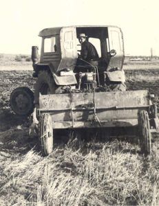 antiguo tractor de nivelación de fincas